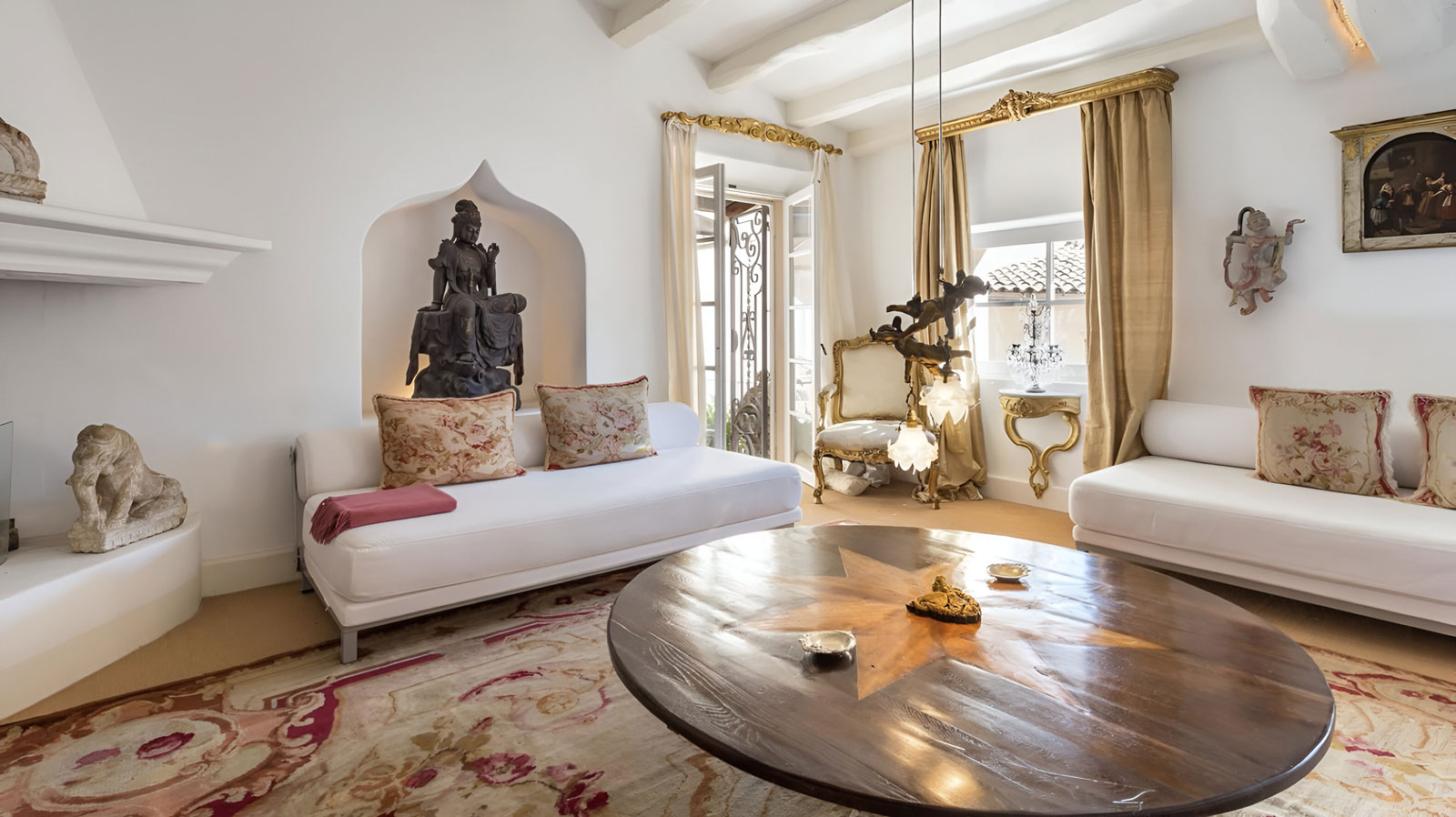 Stilvoller Wohnraum im Luxus-Penthouse Mallorca mit Kunst, Licht und Altstadtblick